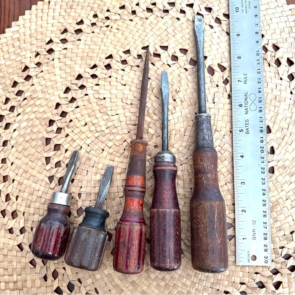 Lot of 5 Vintage Antique Wooden Handled Screwdrivers Flat Heads Tools - Picture 2 of 6